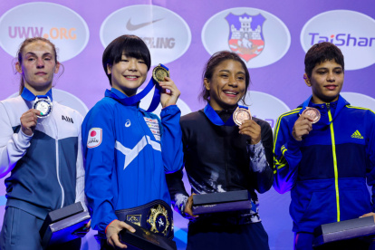 Lucía Yépez (segunda desde la derecha) y su felicidad con la medalla de bronce que ganó en el Mundial