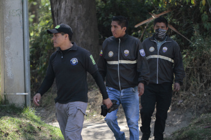 Escenario. Agentes de la Policía Nacional desplegaron un operativo para encontrar sus restos en un parque de Quito.