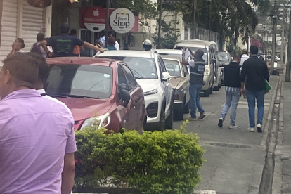 Delegados municipales durante las visitas a locales de Urdesa, el pasado 21 de septiembre.