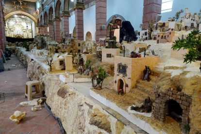 Labores. Uno de los jóvenes que trabajan en estos días en el montaje del enorme pesebre en la Catedral Vieja.