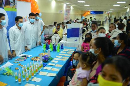 Concurso. Personal médico durante la jornada con niños y madres.