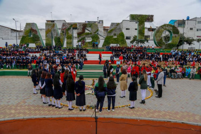 Ambato. Estudiantes de planteles se reúnen en un parque para la celebración de un ritual ancestral andino.