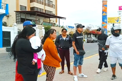 Salinas. Familiares de pescadores buscan información en la Capitanía.