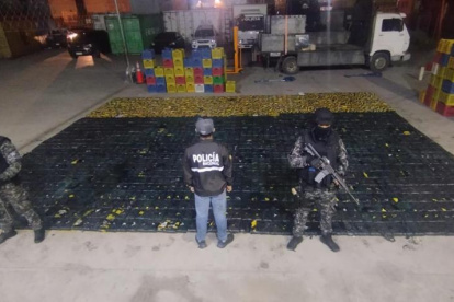 Agentes de la Policía custodian los bloques de cocaína decomisada en Durán.