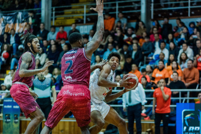 Leones de Riobamba lidera las finales por 3-2 sobre Orange de Quito.