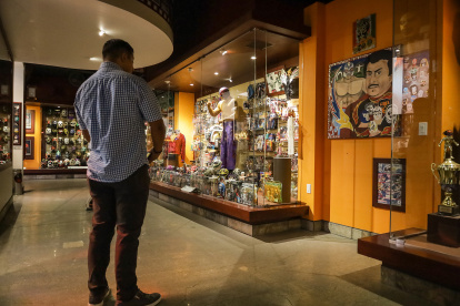 Tijuana. Una persona observa piezas de colección en el icónico y fronterizo Museo de la Lucha Libre Mexicana.