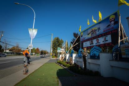 Un hombre junto al monumento a Hardeep Singh Nijjar, líder sij que fue asesinado a tiros a principios de este año, en Surrey, Canadá.