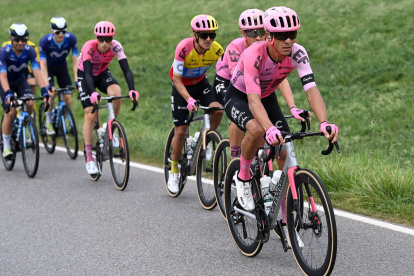 Richard Carapaz (c) ascendió al noveno lugar de la prueba europea.