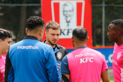 Martín Anselmi (c), DT de los rayados, resaltó el buen momento del Rodillo.