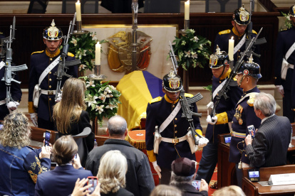 Soldados del batallón Guardia Presidencial acompañan el féretro con el cuerpo del maestro Fernando Botero en el Capitolio en Bogotá.