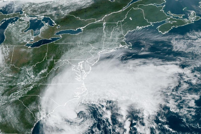 Fotografía satelital muestra la localización de la tormenta tropical Ophelia en el Atlántico frente a las costas estadounidenses.