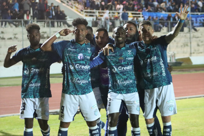 Daniel Valencia (9), Darío Mina (c) y el argentino Facundo Callejo (d) formaron una gran delantera que fue clave para el retorno del Macará a la Serie A.