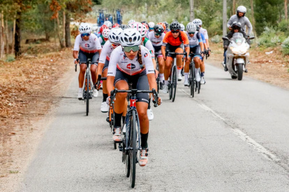 La ciclista Natalia Vásquez durante una competencia con el equipo portugués Matos Mobility-Optiria.