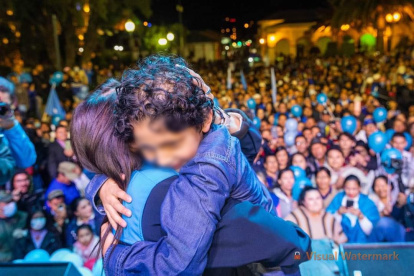 El 11 de julio pasado, la Revolución Ciudadana organizó un mitin en Pujilí, Cotopaxi, donde subieron un niño a la tarima para que declame consignas que son parte del discurso correísta, junto a la candidata Luisa González.