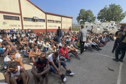 GRAF4749. ARAGUA (VENEZUELA), 21/09/2023.- El Gobierno de Venezuela ayer una operación, con el despliegue de más de 11.000 funcionarios, para desarticular a las bandas criminales que operaban desde la cárcel de Tocorón, ubicada en el estado Aragua, donde se formó la organización criminal transnacional "Tren de Aragua", extendida por Chile, Perú, Bolivia y Colombia, donde hace dos meses fueron detenidos 21 integrantes del grupo. En la imagen, los presos del penal de Tocorón esperan tras ser desalojados. EFE/ Nicolás Maduro vía red social X - SOLO USO EDITORIAL/SOLO DISPONIBLE PARA ILUSTRAR LA NOTICIA QUE ACOMPAÑA (CRÉDITO OBLIGATORIO) -
