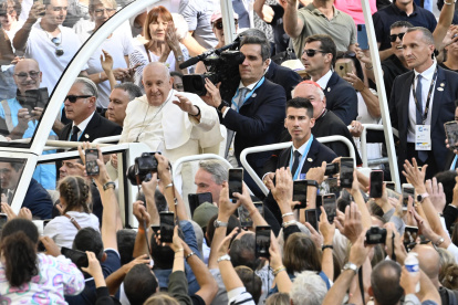 Marseille (Italy), 23/09/2023.- Pope Francis (C-L) arrives at the Velodrome stadium in his popemobile for a mass in Marseille, France, 23 September 2023. Pope Francis, the first pontiff in 500 years to visit Marseille, is on a two-day visit to the city, marking his 44th Apostolic Journey abroad. (Papa, Francia, Marsella, Roma) EFE/EPA/ALESSANDRO DI MEO