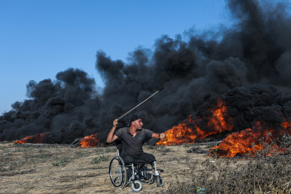 Gaza Strip (-), 22/09/2023.- A Palestinian amputee protester throws stones at Israeli troops during clashes on the eastern border of the Gaza Strip, 22 September 2023. According to the Palestinian ministry of health, at least 28 Palestinian protesters were wounded during the clashes near the border between Israel and the Gaza Strip. According to the Israeli Defense Forces, three posts belonging to the Hamas in Gaza adjacent the Gaza security fence were targeted in response to border riots. (Protestas, Disturbios) EFE/EPA/MOHAMMED SABER