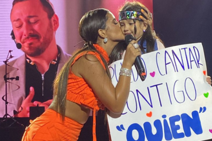 Dayanara Peralta compartiendo con una pequeña en su concierto