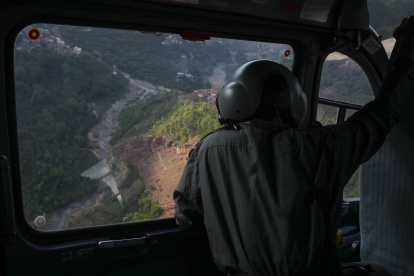 El helicóptero de la Gendarmería Real marroquí EC-145 lleva comida a la aldea de Tizioussen, hoy viernes en la región montañosa del Alto Atlas de Al Haouz, la más tocada por el terremoto. EFE/María Traspaderne