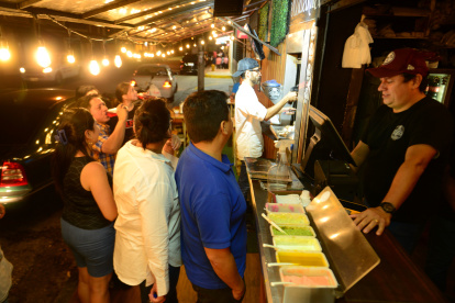 La Saiba. Los clientes llegan en gran número a degustar la comida rápida en los locales del sector.