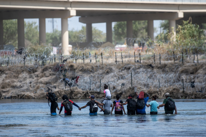 Un grupo de migrantes intenta cruzar el río Bravo para llegar a los Estados Unidos