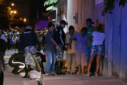 Dolor. Desgarradoras escenas protagonizó la madre de una de las víctimas.