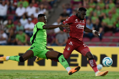 Jordy Caicedo (d) le ganó al zaguero Moisés Castillo (i) para marcar el primer gol de Atlas.