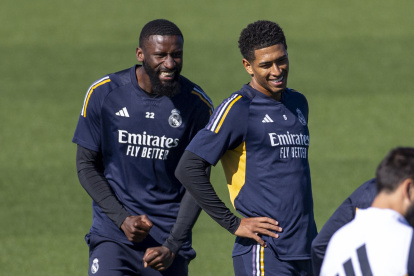 El jugador alemán Antonio Rüdiger (i) y el británico Jude Bellingham, durante el entrenamiento que celebró el Real Madrid este sábado 23 de septiembre en las instalaciones del club en Valdebebas.
