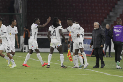 José Angulo (19) es felicitado por sus compañeros tras marcar el gol ante Orense.