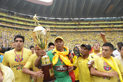 Banguera con una de las dos copas que ganó con Barcelona en 2012 y 2016.