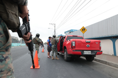 Operativo. Militares realizan un control vial en un sector de Durán.
