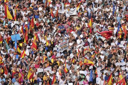 MADRID, 24/09/2023.- Asistentes al acto del PP celebrado en la plaza de Felipe II en defensa de la igualdad de todos los españoles, este domingo en Madrid. EFE/ Borja Sánchez Trillo