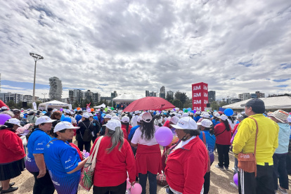 Manifestación. Cientos de personas marcharon en Quito por el Día Mundial del Alzheimer.