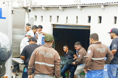 Indignación. Pescadores del sector se mostraron indignados por crimen de Alberto, cuyo cuerpo fue llevado a la morgue local.