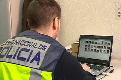 Imagen de archivo de material informático incautado por la Policía en una operación contra la pornografía infantil.