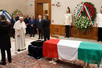 Papa Francisco al lado del ataúd del difunto expresidente de la República