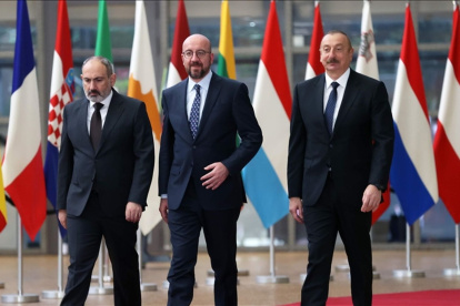 El presidente de Azerbaiyán, Ilham Alíev (i) y el primer ministro de Armenia, Nikol Pashinián (d), durante una reunión en Bruselas con el presidente del Consejo Europeo,