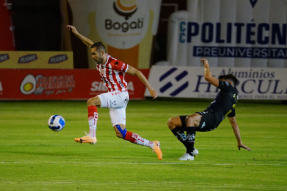 Técnico Universitarios e Independiente del Valle igualaron en un intenso juego.
