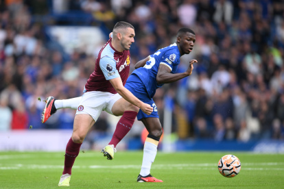 London (United Kingdom), 24/09/2023.- Chelsea"Äôs Moises Caiocedo (R) and Aston Villa"s John McGinn in action during the English Premier League match between Chelsea FC and Aston Villa FC, in London, Britain, 24 September 2023. (Reino Unido, Londres) EFE/EPA/DANIEL HAMBURY EDITORIAL USE ONLY. No use with unauthorized audio, video, data, fixture lists, club/league logos or "live" services. Online in-match use limited to 120 images, no video emulation. No use in betting, games or single club/league/player publications.