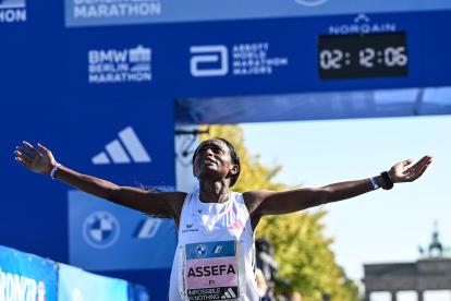 Tigist Assefa y su felicidad tras ganar la maratón de Berlín e imponer récord.