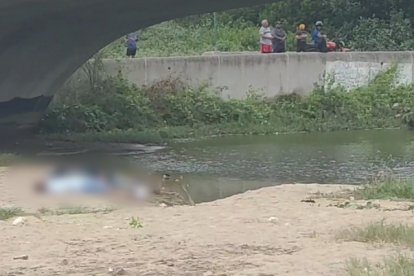 Escena. Los cuerpos estaban abajo del puente de la avenida Malecón, en Puerto López.