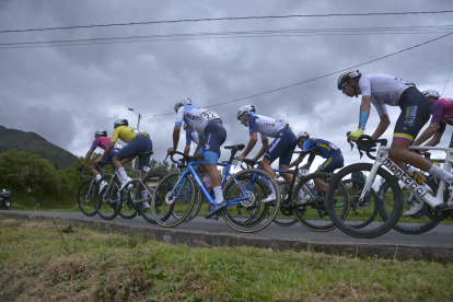 !3 equipos participarán en la edición número 40 de la Vuelta Ciclística al Ecuador.
