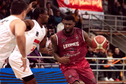 Orange (blanco) consiguió igualar 3-3 la serie ante Leones (rojo) en un intenso encuentro en el coliseo Julio César Hidalgo.