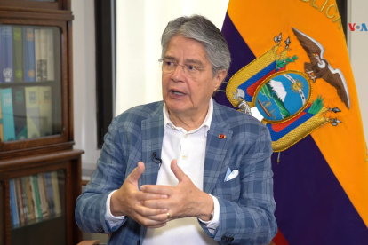 Expresiones. El presidente Guillermo Lasso en una entrevista periodística.