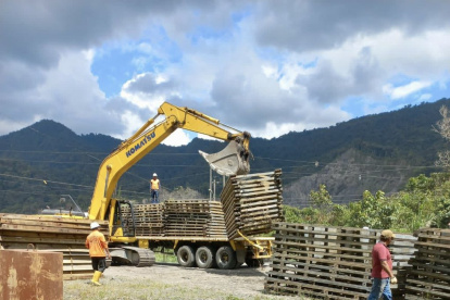 Trabajos para restablecer la movilidad en la vía El Chaco-Reventador, Napo.