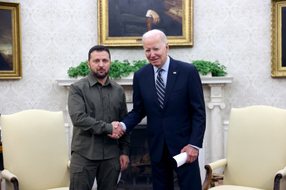 El presidente de Ucrania, Volodímir Zelenski, y el presidente de Estados Unidos, Joe Biden, se dan la mano durante una reunión bilateral en la Casa Blanca, en Washington, el 21 de septiembre de 2023.