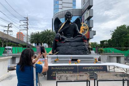 Monumento. Una mujer fotografía la polémica estatua de Kru Kai Kaew.