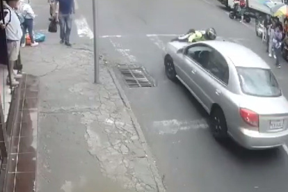 Un agente metropolitano de Tránsito fue embestido por un automóvil, cuando realizaban un operativo de control en el sector de Calderón, norte de Quito. 

Según información proporcionada por la AMT a este Diario, el conductor del carro implicado habría estado mal estacionado y cuando el agente se acercó a solicitar la documentación para aplicar la sanción respectiva, el implicado intentó huir, llevándose por delante al metropolitano. 

El hecho se reportó la tarde del domingo 24 de septiembre en las calles 9 de Agosto y Quitus. El automotor recorrió cerca de cuatro cuadras con el uniformado sobre el capó, hasta que finalmente la gente del sitio logró detener al vehículo. 

El agente metropolitano recibió incapacidad de tres días. El involucrado fue detenido y en la audiencia de formulación de cargos se dictó 30 días de instrucción fiscal. El hombre quedó libre y el vehículo implicado retenido en el patio El Arenal. 	KHR