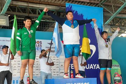 Jostin Ormaza (c) alzó sus brazos en señal de festejo por el primer lugar.