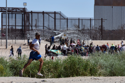 Un migrante corre ante la presencia de operativos de patrullaje en la frontera con Estados Unidos en Ciudad Juárez (México).